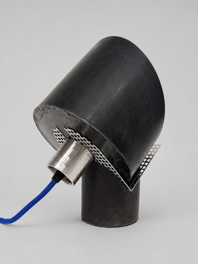 Vue générale de la lampe : cylindre incliné, plan de la grille et pied, jonctions apparentes.