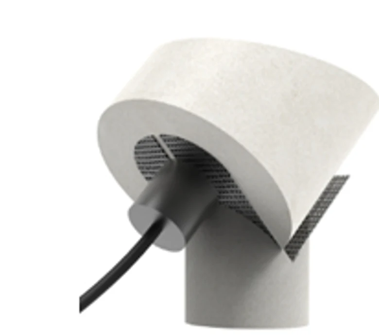 Lampe Noir Minéral en porcelaine claire avec pièce d'assemblage en acier anodisé noir.